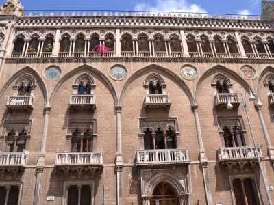 Giungiamo ora in corso Vittorio Emanuele, dove sorge il vero tempio massonico barese: lo straordinario e riccamente decorato Palazzo Fizzarotti. Qui � tutto un richiamo all�esoterismo e non � un caso che dal 2016 un parte del palazzo sia diventata sede della Gran Loggia d�Italia